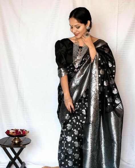 Black Saree Contrast Blouse, Black Saree For Wedding, Black Kanjivaram Saree, Black Banarasi Saree, Black Saree Designs, Saree Contrast Blouse, Saree For Wedding, Indian Women Fashion, Saree Poses