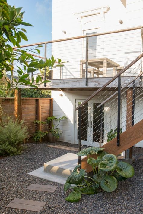 Designer Visit: A “Magical Green Pocket Garden” in San Francisco | Gardenista: Sourcebook for Outdoor Living | Bloglovin’ Screened In Porch Design, San Francisco Backyard, Raised Garden Beds Ideas, Garden Beds Ideas, Balcony Staircase, Small Patio Ideas Townhouse, Patio Ideas Townhouse, Hardscape Backyard, Second Floor Deck