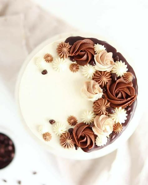 Naked Chocolate Cake, Cake Themes, Layered Cakes, Chocolate Cake Designs, White Chocolate Buttercream, Cream Tart, Cake Decorating Piping, Chocolate Cake Decoration, Naked Cakes