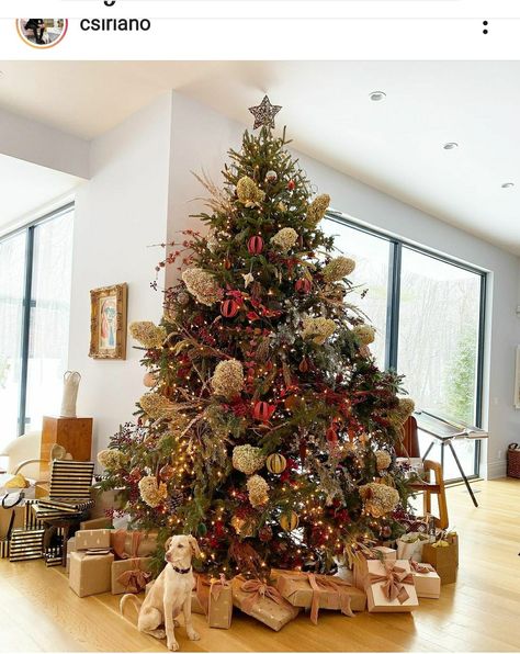 Christmas Decoration Themes, Hydrangea Christmas, Christmas Tree Inspo, Faux Christmas Trees, Dried Hydrangeas, Christmas Atmosphere, Gold Theme, Christmas Inspo, Rustic Theme