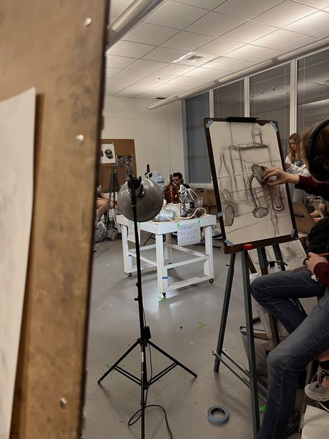 Art class figure drawing still life college studio Art Classes Aesthetic, Art University Aesthetic, Art Class Aesthetic, High School Art Show, Art Major Aesthetic, Alphabet Dating, Drawing Still Life, Fine Arts School, Life Drawing Classes