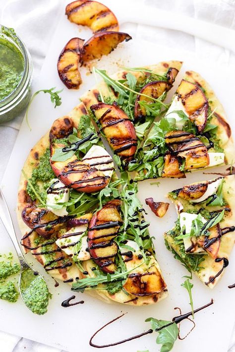 Grilled Flatbread with Peaches and Arugula Pesto | Store bought flatbread is the base to summer's favorite flavors: juicy grilled peaches and a spunky pesto that make a super fast appetizer or main meal. @foodiecrush Arugula Flatbread, Pizza Naan, Naan Pizza Recipes, Grilled Flatbread, Homemade Pita, Naan Pizza, Arugula Pesto, Vegan Grilling, Grilled Pizza