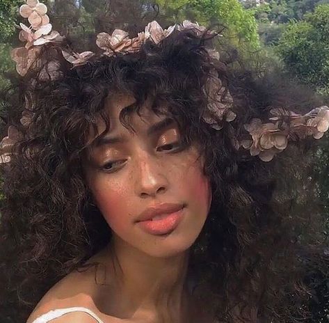 Aphrodite Aesthetic, Pretty Savage, Flowers In Her Hair, Pretty Face, A Flower, Her Hair, Curly Hair, Pretty People, Beautiful People