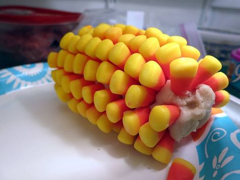 Push candy corn into a banana or cylinder shaped cookie dough for a tasty corn on the cob treat. Candy Corn Desserts, Emoji Cat, Candy Corn Cookies, Holiday Snacks, Sugar Cookie Dough, Corn On The Cob, Corn On Cob, Halloween Recipes, Pumpkin Spice Latte