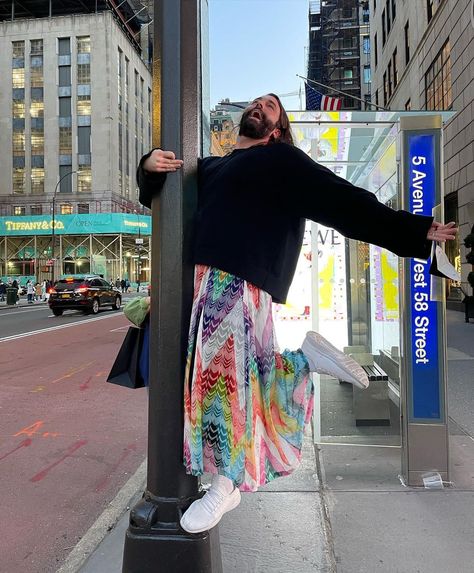 Jonathan Van Ness on Instagram: “a nice day to be outside 💗💁🏻🏳️‍🌈” Johnathan Van Ness Fashion, Jonathan Van Ness Outfits, Jonathan Van Ness Fashion, Jonathan Van Ness, Born This Way, Character Inspo, Feel Inspired, Nice Day, Outfits With Leggings