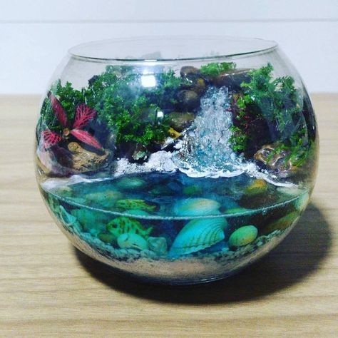 Fish Bowl Fairy Garden Ideas, Crystal Terrarium Diy, Resin Aquarium, Indoor Fairy Gardens, Succulent Garden Indoor, Teacup Crafts, Miniature Terrarium, Beautiful Terrariums, Resin Crafts Tutorial