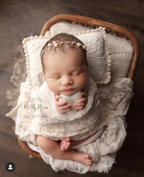 Pillow Photography, Newborn Photo Pose, Newborn Posing Pillow, Newborn Pillow, Newborn Photography Poses, Newborn Baby Photoshoot, Newborn Poses, Newborn Posing, Newborn Shoot