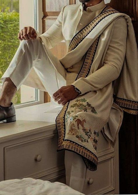 Desi Outfits Men, Indian Traditional Menswear, Desi Men Fashion, Arabian Outfit Men, Indian Clothes Men, Men Traditional Wear Indian, India Fashion Men, Mens Ethnic Wear, Indian Wedding Clothes For Men