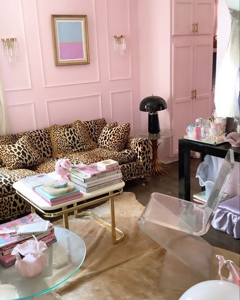 Pink Vintage Apartment, Vintage Glam Home Decor, Post Modern Eclectic, Glam Living Room Apartment, Glam Room Aesthetic, Old Hollywood Interior Design, Vintage Glam Living Room, Eclectic Glam Living Room, Hollywood Glam Interior Design