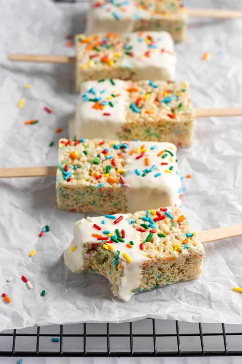 Funfetti Rice Krispie Treat Pops Make Rice Crispy Treats, Rice Krispie Treat Pops, Covered Rice Krispie Treats, Chocolate Covered Rice Krispie Treats, Chocolate Rice Crispy Treats, Chocolate Rice Crispy, Rice Crispy Bars, Rice Krispies Recipe, Roblox Party