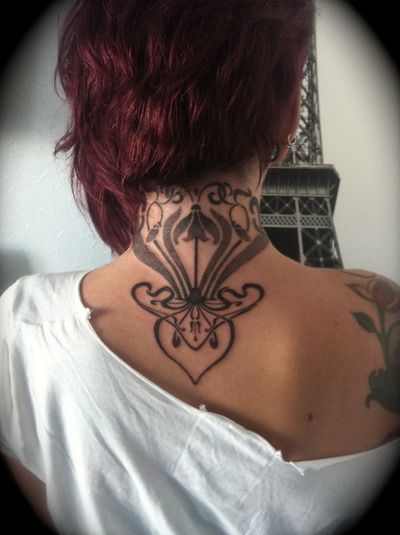 Art nouveau neck tattoo. Stunning! Inspiration Reference, Art Deco Tattoo, Art Nouveau Tattoo, Nouveau Tattoo, Dot Tattoos, Ellen Von Unwerth, Tim Walker, Art Nouveau Art, Board Art