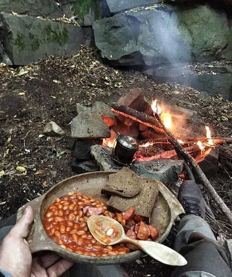 Who doesn't wants a meal among woods????? Open Fire Cooking, Fire Food, Bushcraft Camping, Campfire Food, Fire Cooking, Campfire Cooking, Open Fire, Leather Gear, Survival Food