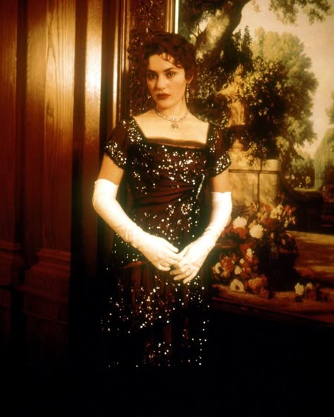 The Heart of the Ocean wasn’t the only thing for royalty on the set of 1997’s Titanic. The red chiffon dress that Rose Dewitt Bukater wore when she first met Jack Dawson was sold for $330,000 in 2012’s Profiles in History auction. Movie Dresses, Titanic Kate Winslet, Jackie Deshannon, Titanic Dress, Red Chiffon Dress, Titanic 1997, Jack Dawson, Famous Dress, Red Chiffon