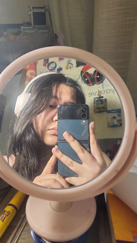 Samsung Mirror Selfie, Samsung Selfie, Girl Wearing Headphones, Iphone Mirror Selfie, Tiny Mirror, Wearing Headphones, Wearing Headphone, Taking A Selfie, Z Flip 3