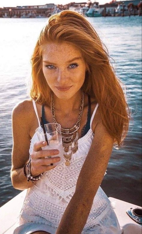 Tan Ginger, Freckled Girl, Red Freckles, Red Hair Women, Ginger Freckles, Woman With Red Hair, Curly Ombre, Natural Redheads, Beautiful Freckles