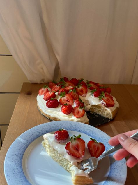 Swedish Strawberry Cake, Swedish Fika Aesthetic, Swedish Midsummer, Summer Baking, Swedish House, Summer Cakes, 25th Birthday, Strawberry Cake, White Cake