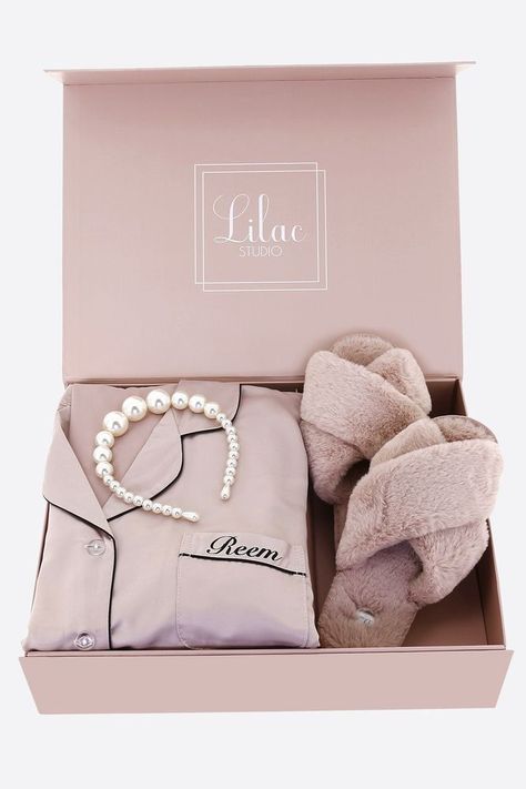 Pajama Party Gift Ideas, Pyjama Packaging Ideas, Pajama Packaging Ideas, Robe And Slippers Gift Basket, Pyjamas Packaging Ideas, Pajamas Gift Box Ideas, Pyjama Sets Women, Pajama Packaging, Pyjama Packaging