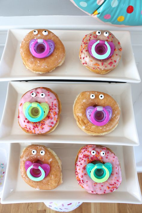 donut baby shower food Baby Shower Food Menu, Best Baby Shower Favors, Shower Prizes, Baby Shower Favors Diy, Party Fotos, Shower Desserts, Sprinkle Baby Shower, Cool Baby, Shower Food