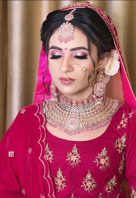 Eye Makeup On Pink Lehenga, Pink Lehenga Jewellery Ideas, Pink Lehenga Makeup Look, Lehenga Jewellery Ideas, Shadi Makeup, Lehenga Makeup, Pakistani Makeup Looks, Bride Pic, Soft Pink Makeup