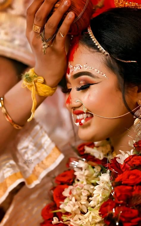 Sindur Wedding, Bengali Wedding Photography, Bride Mehendi, Bride Fashion Photography, Pose For Wedding, Model Wedding, Simple Stage Decorations, Indian Bride Poses, Bengali Culture