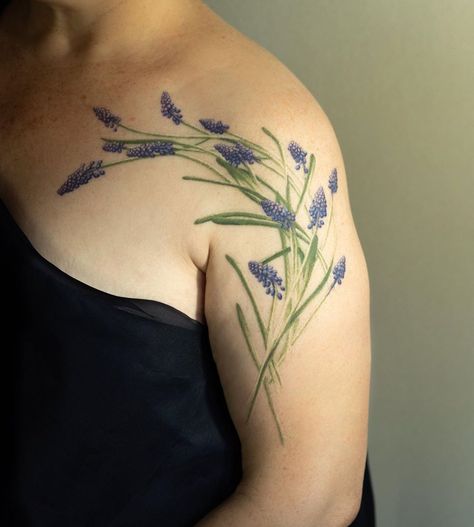 Marie Brennan on Instagram: “The first of I hope many embodied plant dreaming tattoos—sourced by way of myth, flow and uncanny plant beauty . . . I’m so grateful to…” Grape Hyacinth Tattoo, Hyacinth Tattoo, Grape Hyacinth, So Grateful, Watercolor Tattoo, Flower Tattoo, Art Tattoo, The First, Tattoos