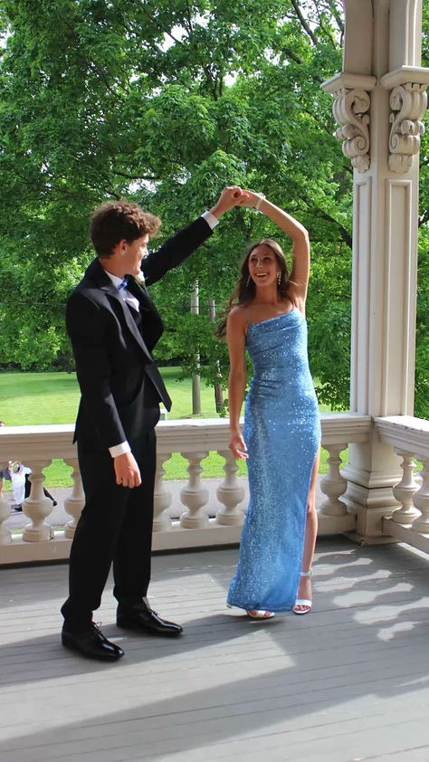 Prom Grand March Ideas Poses, Homecoming Poses With Date Boyfriends, Fun Prom Pictures, Prom Date Pictures, Poses Formal, Prom Couple Pictures, Couple Prom Pictures, Formal Pics