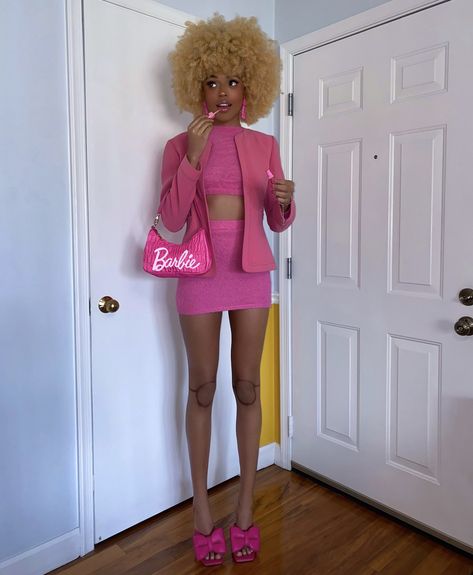 Black Barbie Costume Halloween, Barbie Costume Black Women, Barbie Costume Aesthetic, Goth Barbie Costume, Black Barbie Halloween Costume, Black Girls Halloween Costumes, Black Barbiecore, Black Barbie Costume, Black Woman Halloween Costumes