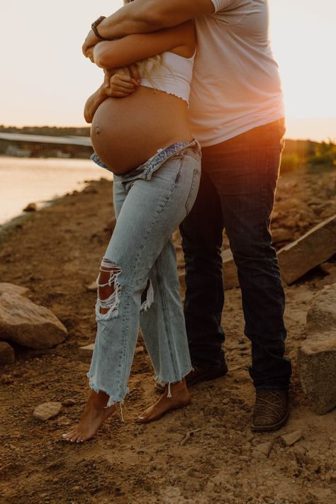 Maturity Photoshoot Outside, Maternity Photo Shoot Clothing Ideas, Belly Showing Maternity Pictures, Maternity Outfits Spring Photoshoot, Maternity Shoot Outfit Ideas Casual, Maternity Pics Jeans, Maternity Photography Poses Water, Maternity Outfits Summer Photoshoot, Jeans Beach Maternity Shoot