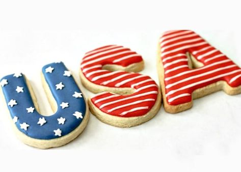 It's time to celebrate the red, white and blue with these all-American 4th of July Cookies!  I'll show you how to take your favorite sugar cookie recipe and decorate them to perfection for your Independence Day party. #4thofjulycookies #4thofjulycookiedecoratingideas #4thofjulycookiesroyalicing #4thofjulysugarcookies #howtomakefourthofjulycookies Patriotic Sugar Cookies, 4th Of July Cookies, Cookie Recipes Decorating, Patriotic Cookies, Alphabet Cookies, Summer Cookies, Sugar Cookie Designs, Pretty Cookies, Fancy Cookies