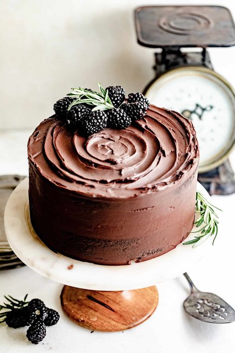 Cake Decorating With Chocolate Frosting, Diy Birthday Cake Chocolate, Chocolate Icing Cake Decorating, Ganache Frosting Cake Design, Ganache Decorated Cake, Chocolate Cake Inspiration, Gourmet Chocolate Cake, Decorate Chocolate Cake Ideas Birthdays, Chocolate Ganache Birthday Cake