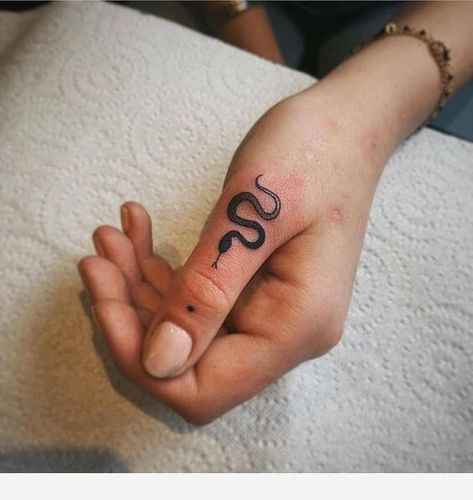 24 Traditional Snake Tattoo Designs For Hands | PetPress Snake Finger Tattoo, Small Snake Tattoo, Tato Tradisional, Tattoo Diy, Serpent Tattoo, Small Finger Tattoos, Tato Henna, Finger Tattoo Designs, Shape Tattoo