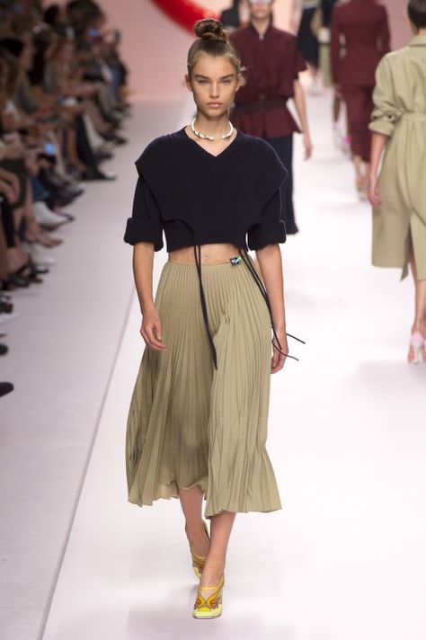 Fendi Spring Summer 2019 Ready-to-Wear Collection – Milan Pleats Skirt, Fashionable Clothes, Spring Fashion Outfits, Spring Fashion Trends, 2019 Fashion, Fashion Show Collection, Summer 2019, Womens Fashion Trends, Primavera Estate