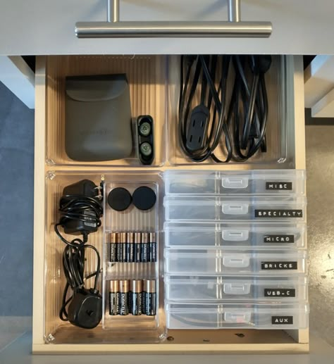 Organise Home Office, Technology Drawer Organization, Electronic Drawer Organization, Electronics Drawer Organization, Device Organization Ideas, Tech Drawer Organization, Apartment Organization Ideas Bedroom, Temu Organization, Electrical Organization