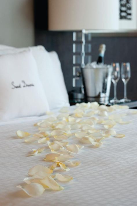 I like the white rose petals so much better than red.....pure class and elegance!! Luxurious Honeymoon, Honeymoon Rooms, Romantic Nights, City Wedding Venues, Lux Life, Romantic Ideas, Honeymoon Suite, Romantic Dream, Wedding Expo