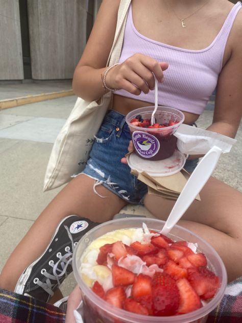 Acia Bowls Aesthetic Beach, Diy Acai Bowl, Summer Inspo Aesthetic, Friends Eating, Açaí Bowls, Book Mood, Summer Vision, Spring Inspo, Beach Friends