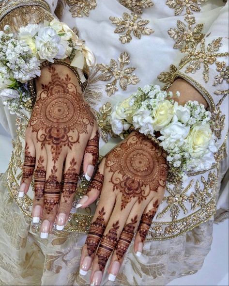 Pakistani Henna Designs, Pakistani Mehndi Designs, Wedding Henna Designs, Henna Wedding, Henna Stain, Mehndi Designs Bridal Hands, Modern Henna Designs, Henna Art Designs, Bridal Henna Designs