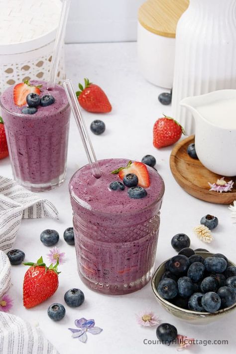 Chia Seeds Yogurt, Yogurt Protein Powder, How To Store Blueberries, Strawberry Blueberry Smoothie, Yogurt Protein, Tropical Smoothie Recipes, Tropical Smoothie Cafe, Blueberry Smoothie Recipe, Oat Smoothie