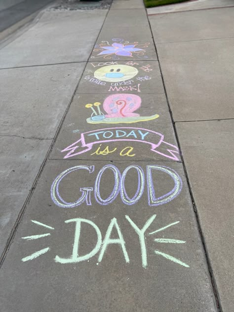 School Chalkboard Art, Chalk Photos, Fun Chalk Art, Chalk Ideas, Chalk Design, Sidewalk Chalk Art, Student Christmas Gifts, Sidewalk Art, School Chalkboard