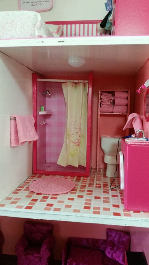 Barbie House Bathroom, Barbie Bathroom Diy, Ag Doll House, Barbie Bathroom, Creative Easter Baskets, Carton Diy, Barbie House Furniture, Diy Barbie House, American Girl Doll House