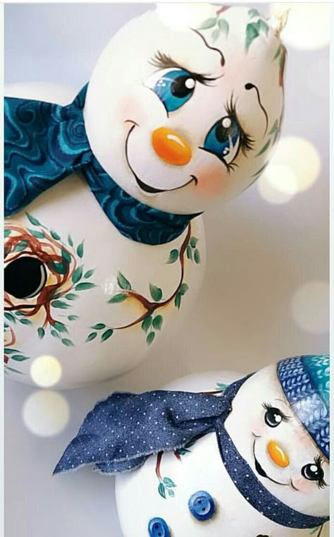 Gourd Snowman Ideas, Painted Gourds For Christmas, Gourd Penguins, Gourd Snowman, Gourd Snowmen Painting Patterns, Hand Painted Santa Gourds, Snowman Gourds, Gourds Diy, Gourds Birdhouse