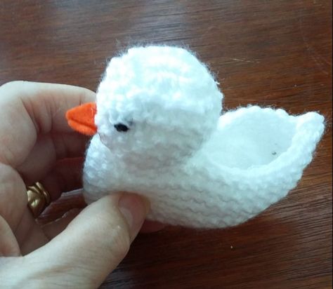 Easter Knits Free Patterns, Knit Duck Pattern, Knitted Easter Crafts, Easter Knits, Knit Duck, Easter Knitting, Creme Eggs, Bunny Knitting Pattern, Duck Pattern