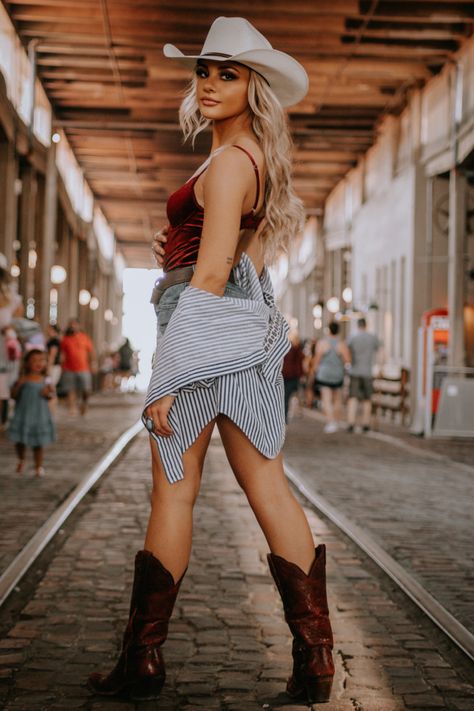 Stockyards Senior Pictures, Fort Worth Stockyards Senior Pictures, Ranch Photoshoot Picture Ideas, Kerosene Photoshoot, Cowgirl Photoshoot Poses, Fort Worth Stockyards Photoshoot, Stockyard Photoshoot, Stockyards Photoshoot, Stockyards Fort Worth Outfit