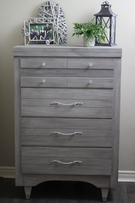 Chalk Paint Dresser Diy, Paint Dresser Diy, Dresser Makeover Diy, Paint A Dresser, Update Furniture, Chalk Paint Dresser, Dresser Diy, Antique White Paints, Paint Dresser