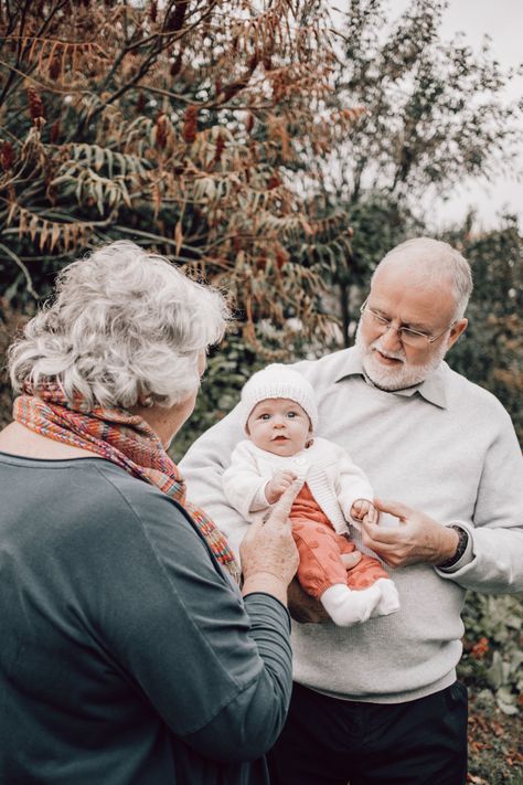 Grandparents Photo Shoot Grandchildren, Family Photo With Grandparents, Grandparents Family Photos, Grandparent Photoshoot, Grandparents Photoshoot, Grandparents Photography, Sunflower Photos, Outdoor Newborn Photography, Winter Lifestyle