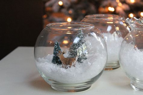 Easy and affordable DIY fish bowl snowman tutorial Glass Fish Bowl Christmas Ideas, Fish Bowl Snow Globe, Christmas Fish Bowl Ideas, Fish Bowl Christmas Ideas, Fishbowl Snowman Diy, Diy Fish Bowl, Fish Bowl Snowman, Fishbowl Craft, Fishbowl Snowman