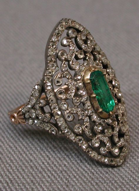 Stunning Rings, Bijoux Art Deco, Bijoux Art Nouveau, Emerald And Diamond Ring, Antique Gold Jewelry, Gold Jewelry Earrings, Antique Diamond, Victorian Jewelry, Emerald Jewelry