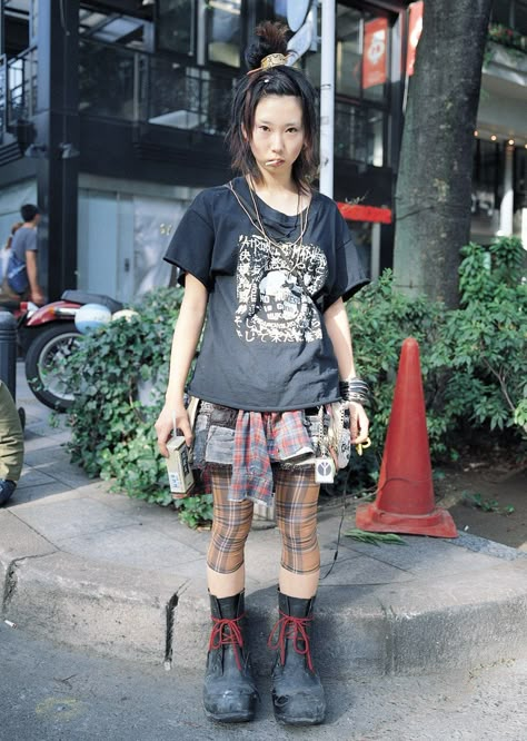 Fruits Magazine Is Back With an Opening Ceremony Collab 90s Harajuku, Japanese Fashion Magazine, Fruits Magazine, 2000s Japanese Fashion, 일본 패션, Harajuku Fashion Street, New Rock, Japanese Street, Japanese Street Fashion