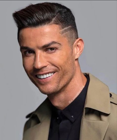 History Of Football, Cristiano Ronaldo Style, Bruno Fernandes, Good Soccer Players, Football Funny, كريستيانو رونالدو, Mens Hairstyles Short, Best Player, Soccer Players