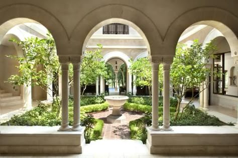 Italian Style Villa Atrium Garden, Courtyard House Plans, Courtyard Design, Tuscan Design, Casas Coloniales, Hacienda Style, Spanish Style Homes, Italian Garden, Spanish House