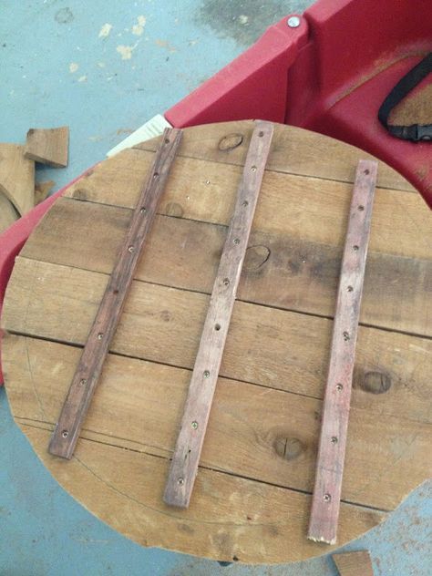 Large DIY Wood Clock from Fence Posts or Pallet Wood/best diy directions 4 huge wood clock Diy Wood Wall Art, Pallet Clock, Large Clocks, Art Pallet, Diy Wood Wall, Wood Crafting Tools, Wood Wall Art Diy, Furniture Flips, Trendy Diy